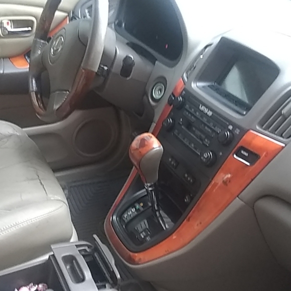 Lexus RX 300 - Picture 2 of 4